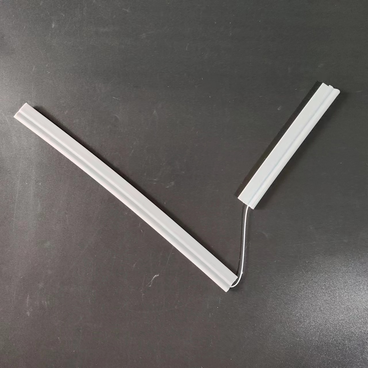 夾線硅膠密封條：優(yōu)異性能助力工業(yè)設備密封升級